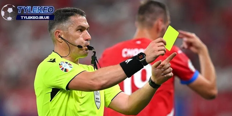 Trọng tài là một trong những yếu tố ảnh hưởng đến việc phân tích tỷ lệ kèo thẻ