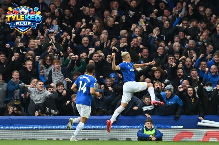 Các cầu thủ Everton vỡ òa trong niềm vui sau khi ghi bàn.